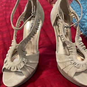 Vanissa grey suede, size 7, ankle strap, 1in platform, 5 1/2 in heel